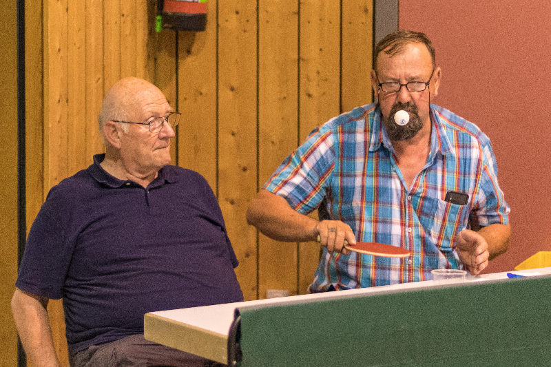 Horst Kesselring bestaunt die Fähigkeiten seines neuen Teamkollegen Helmut Feldmann Turnierleitung